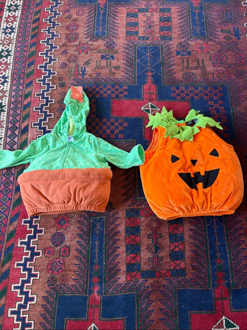 Bundle of two kids Halloween costumes 18 months - Picture 1 of 3